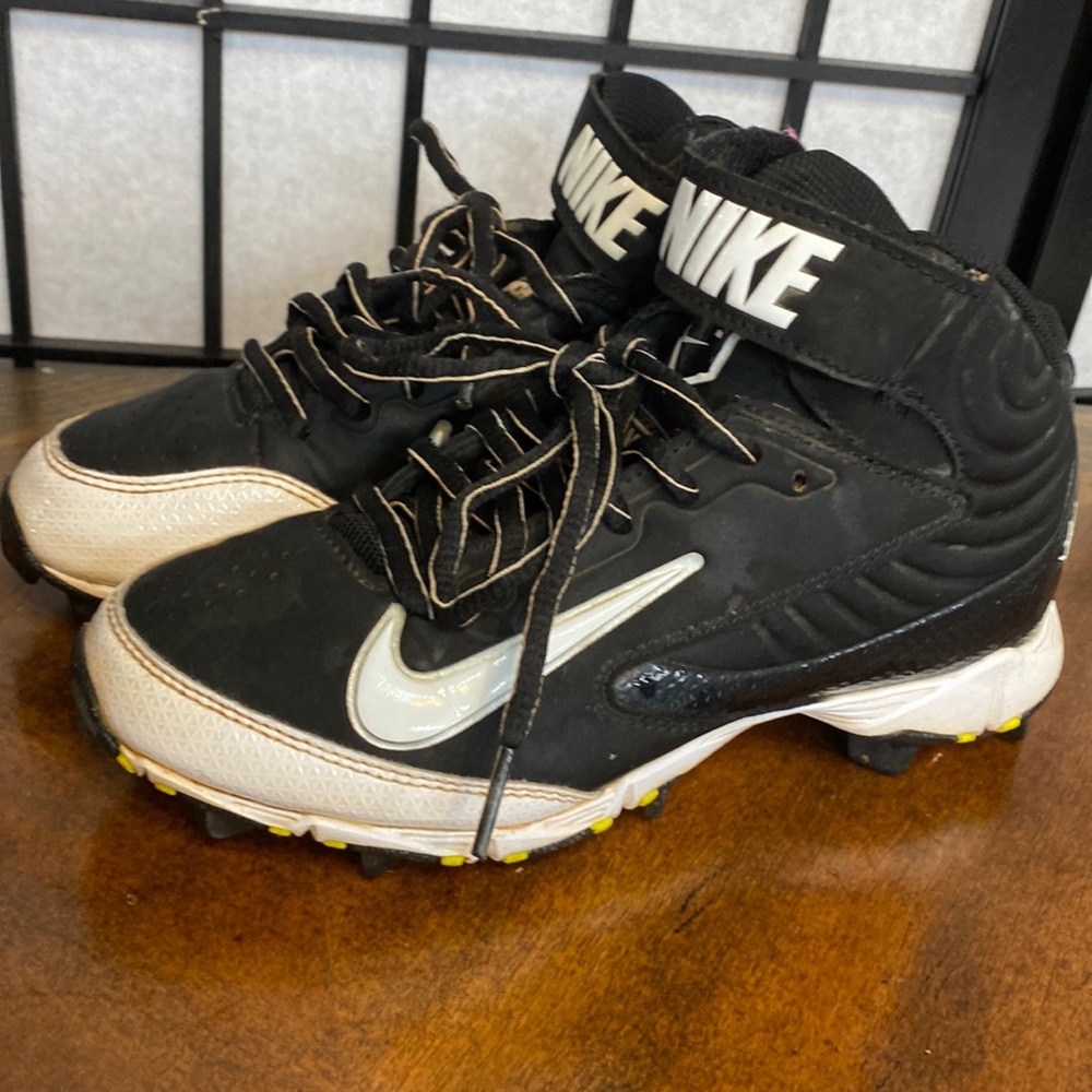 Nike Kids size 2Y cleats Softball/baseball black and white boys/girls